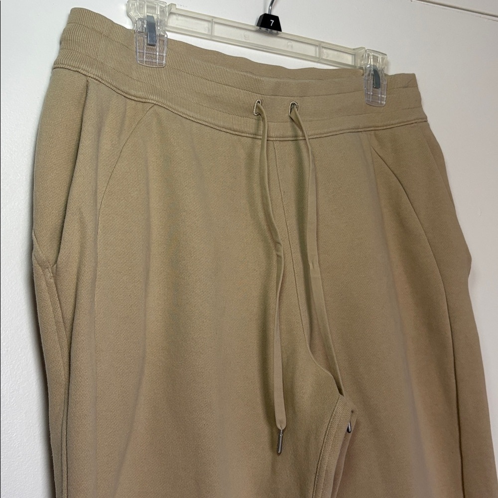 NEW Lululemon Scuba High-Rise Jogger *Fleece 28"
Trench Tan size 12 - Picture 4 of 7